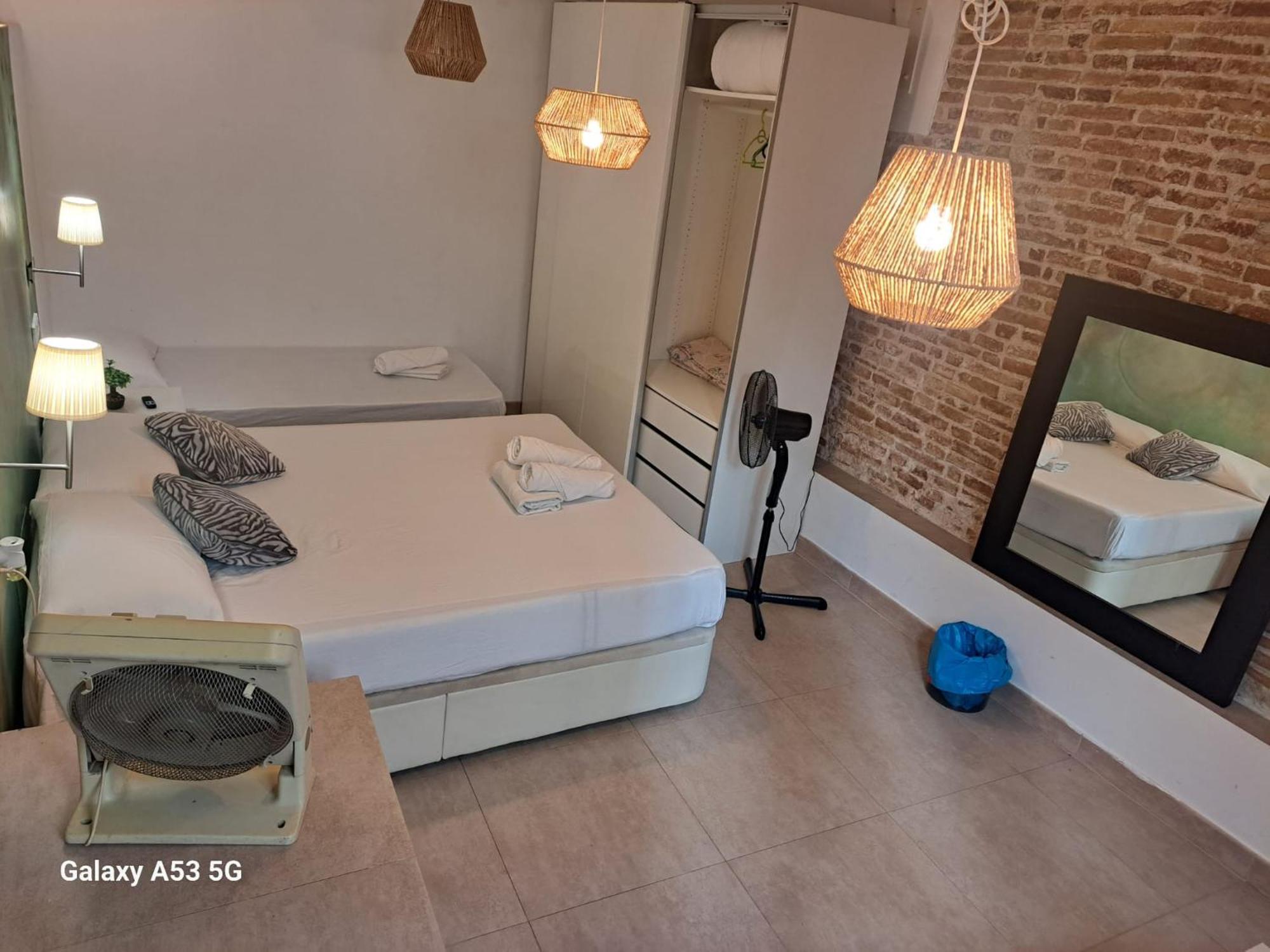 Habitacion Para Grupos Hasta 8 En Plena Rambla De Cataluna Barcelona Buitenkant foto